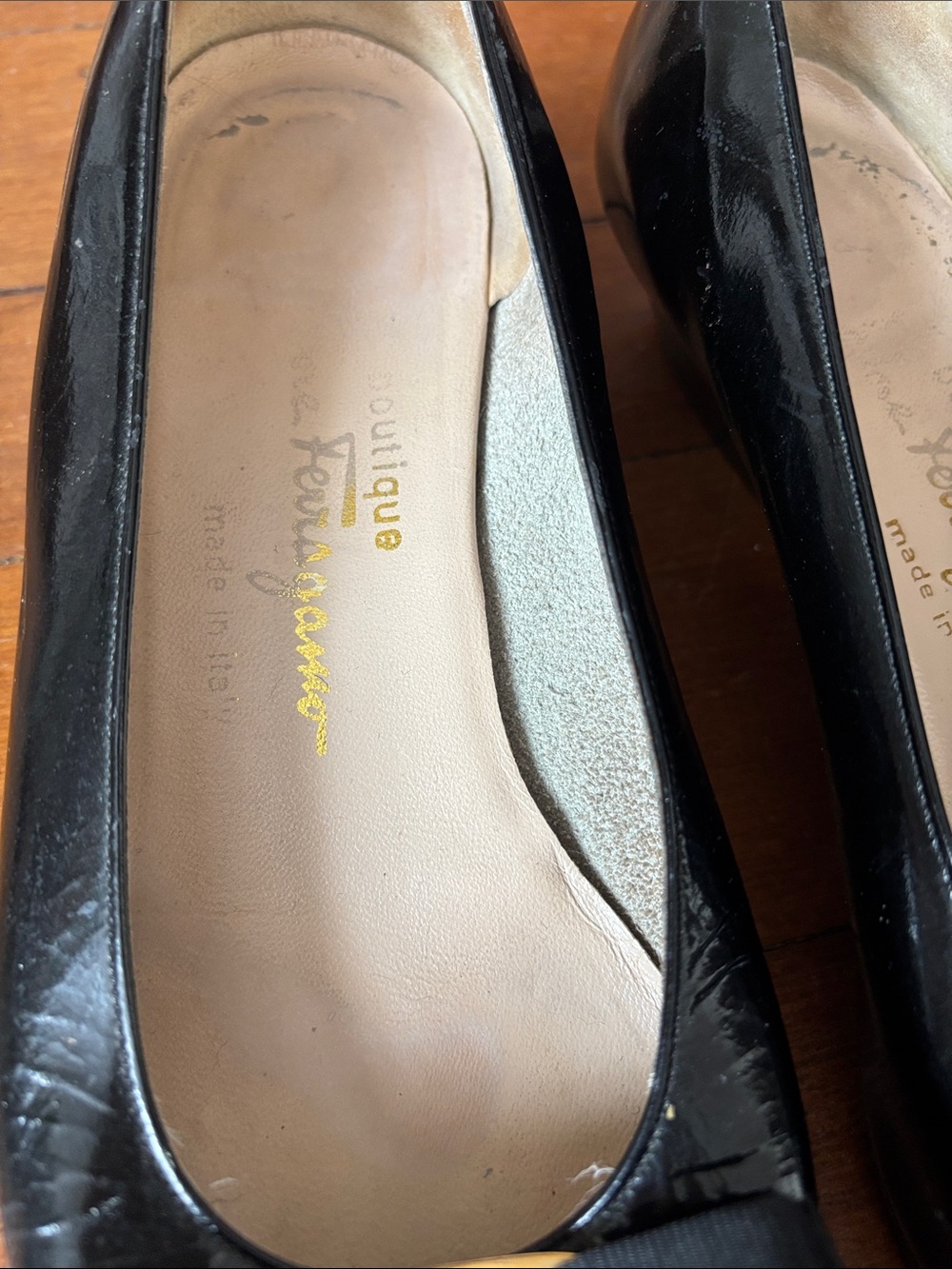 Vintage Ferragamo Vera black patent leather pumps size 8 - Picture 2 of 7